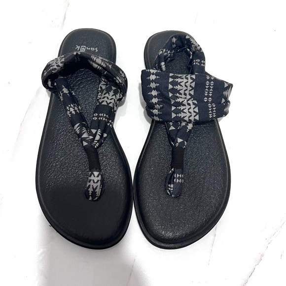 Sanuk Black and Gray Patterned Sandals 7 - Picture 7 of 7